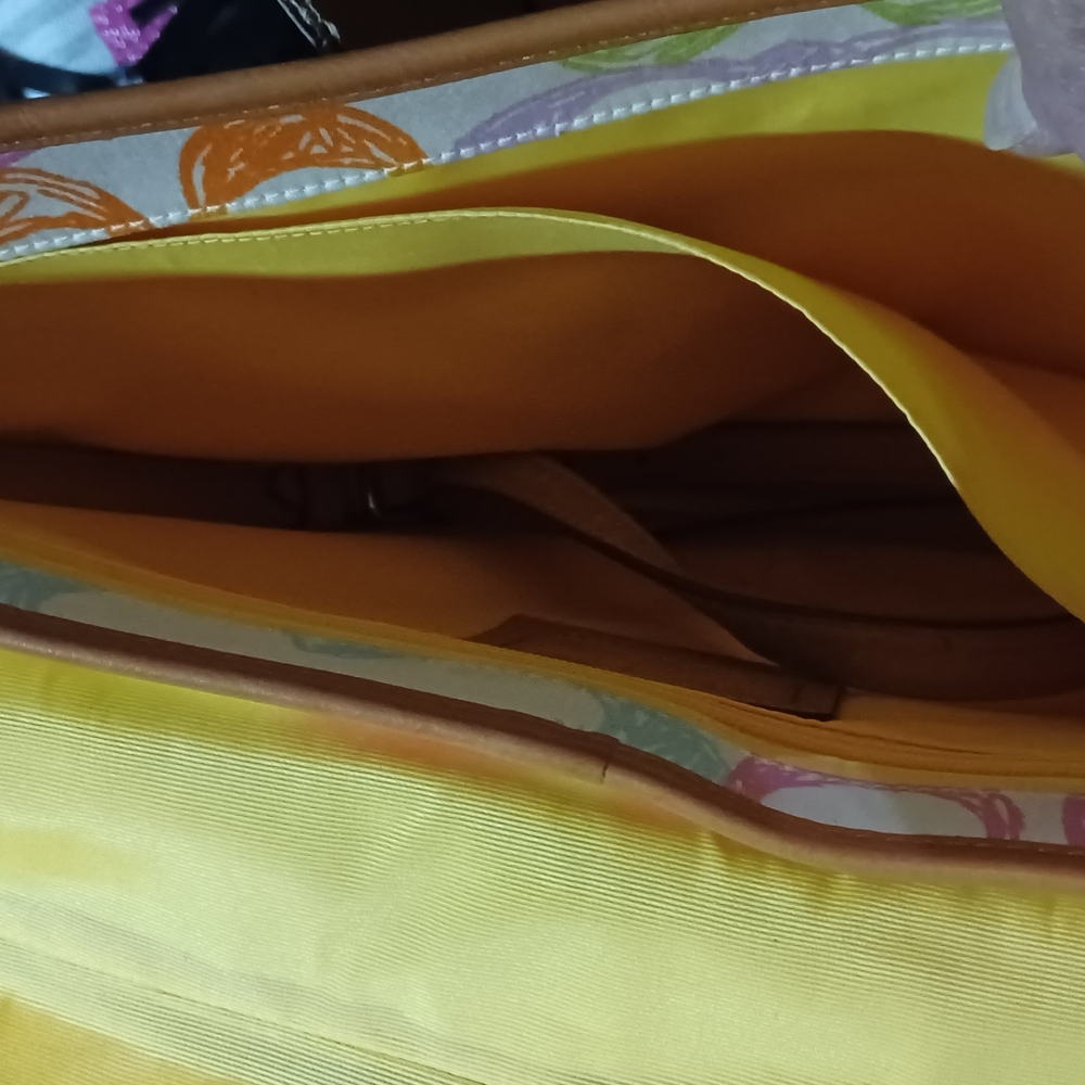 It's a coach tote bag white background w/multiple colors it has two pockets one
